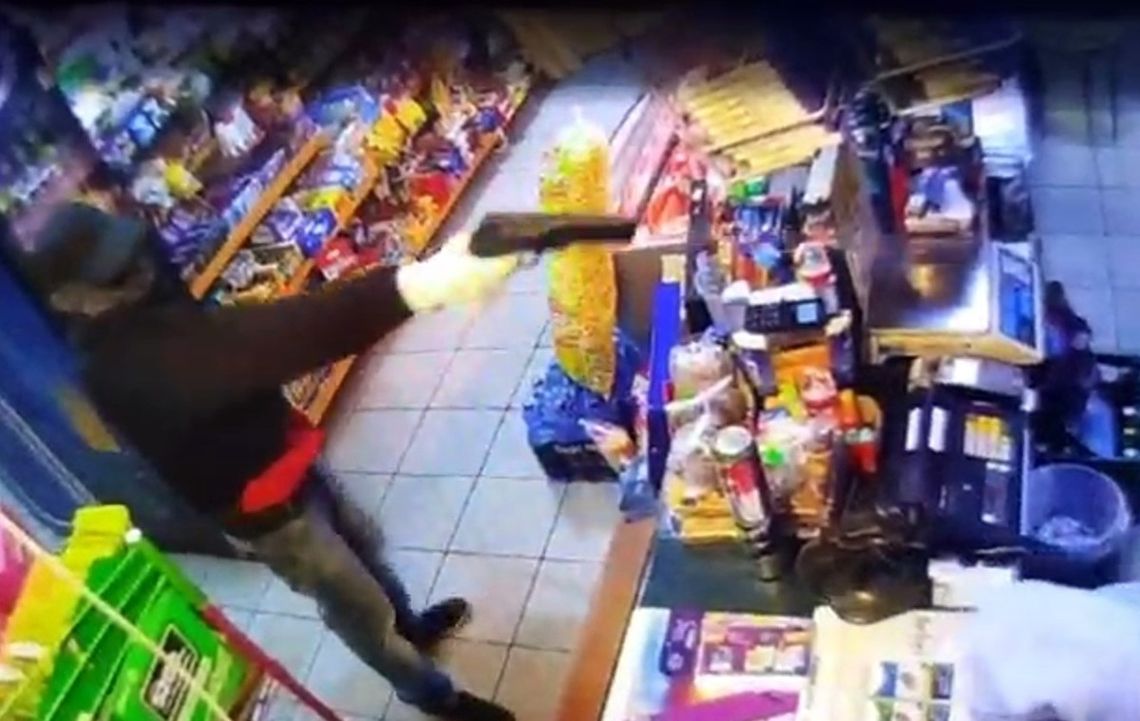Z pistoletami w ręku napadli na sklep. Po sterroryzowaniu ekspedientki ukradli pieniądze i zbieli