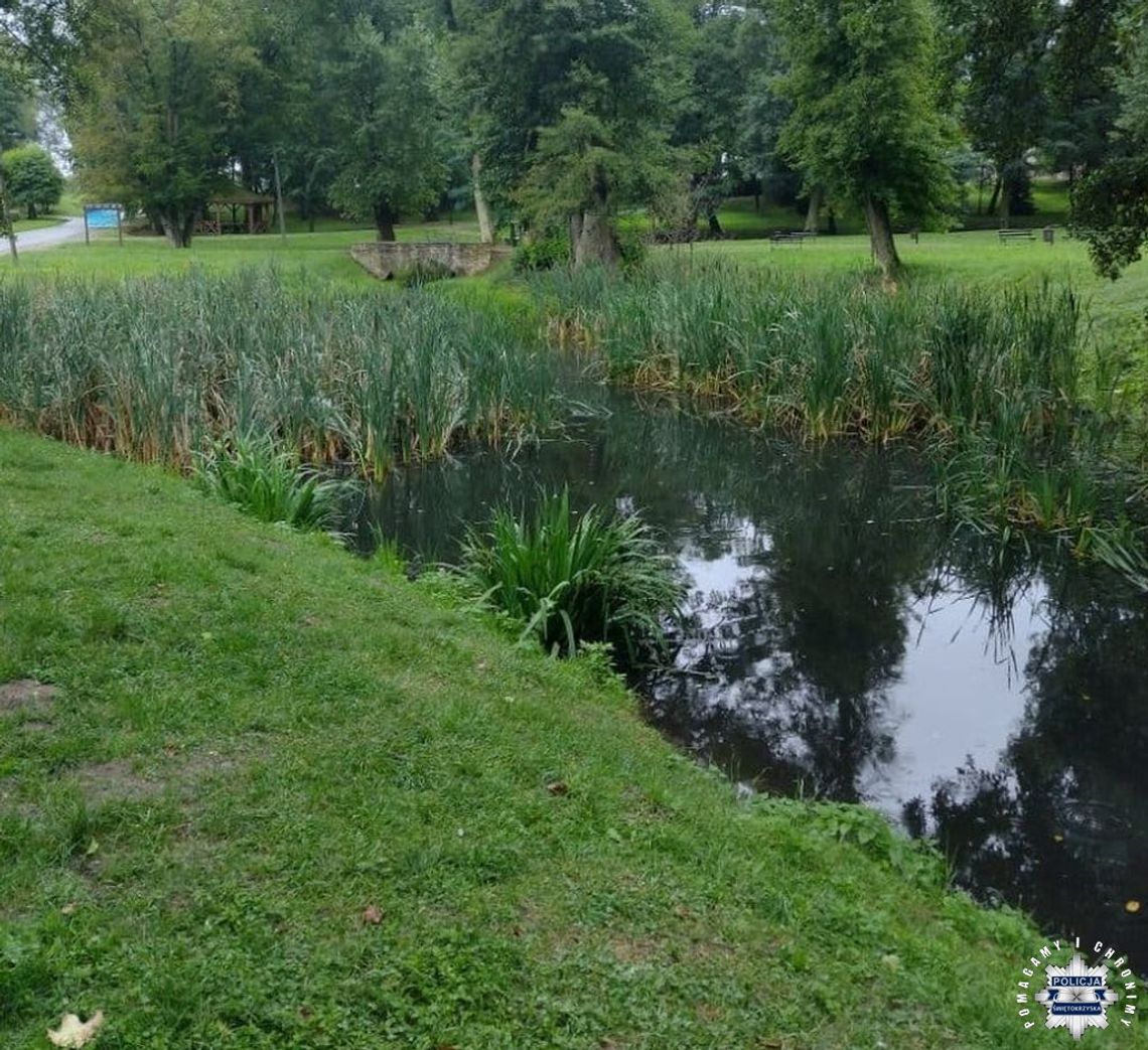 Z sadzawki wystawała tylko głowa. Mężczyzna był kompletnie pijany. Wyciągnęli go policjanci