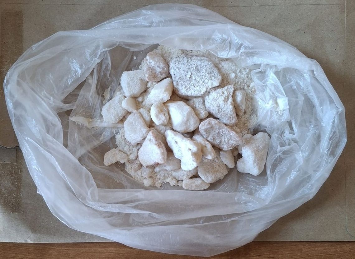 Z saperką w ręku szukał narkotyków pod krzakiem. Policjanci zatrzymali amatora mefedronu i marihuany