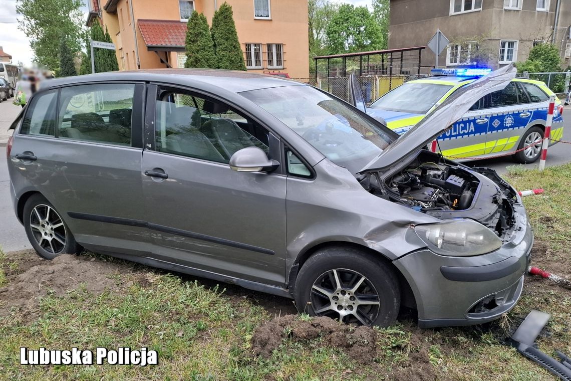 Z sześcioma zakazami prowadzenia uciekał policji, doprowadził do dwóch kolizji i rozbił auto