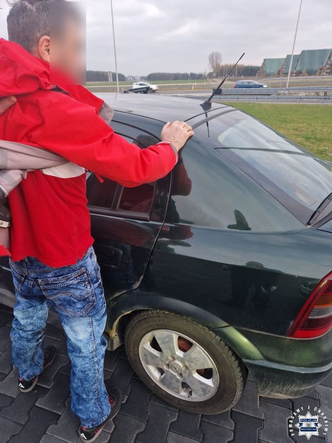 Z trzema promilami jechał autem na lotnisko. Policjanci zatrzymali go, gdy spał za kierownicą Z trzema promilami jechał autem na lotnisko. Policjanci zatrzymali go, gdy spał za kierownicą