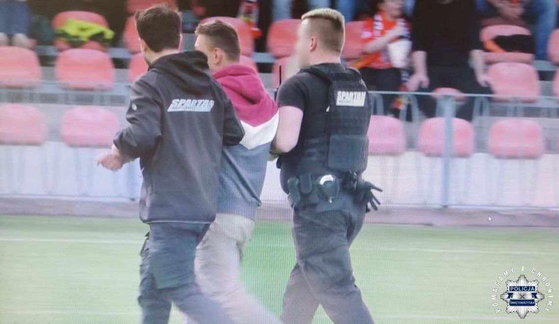 Z trzema promilami przeskoczył przez ogrodzenie i biegał po boisku. Teraz musi zapłacić 3600 zł i ma zakaz stadionowy