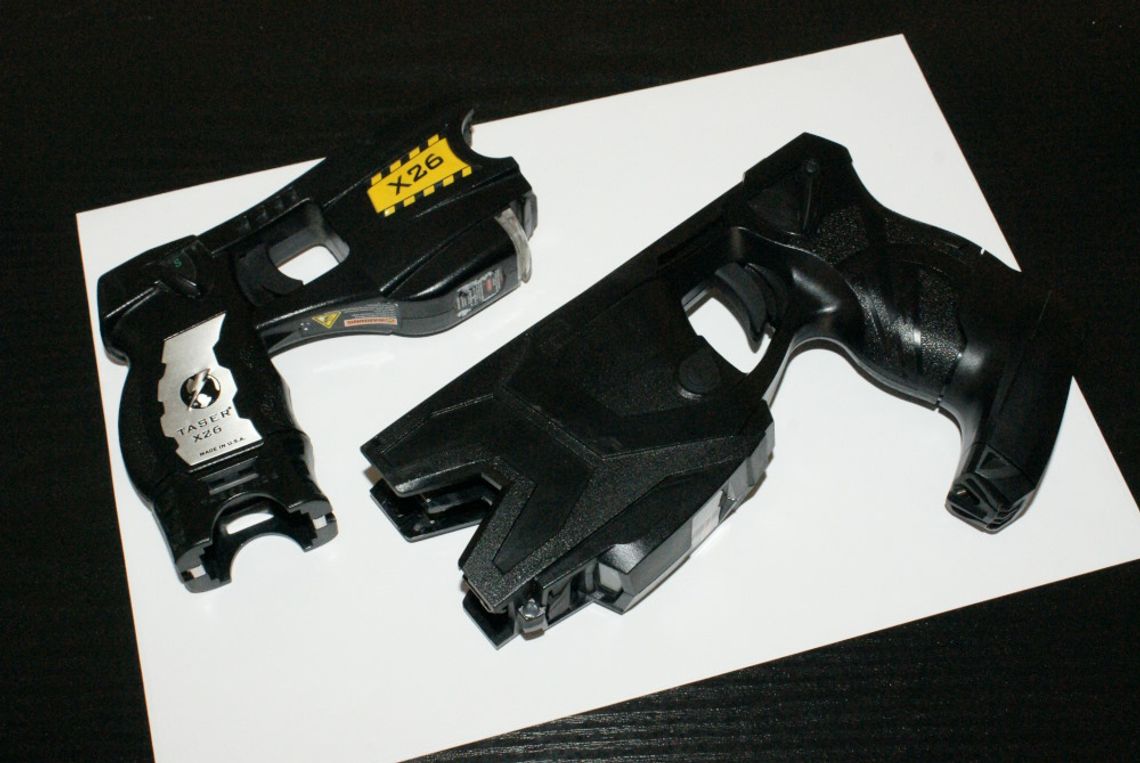 Zaatakował dwie kobiety, jednej z nich wbił nóż w plecy. Policjanci musieli użyć paralizatora Zaatakował dwie kobiety, jednej z nich wbił nóż w plecy. Policjanci musieli użyć paralizatora