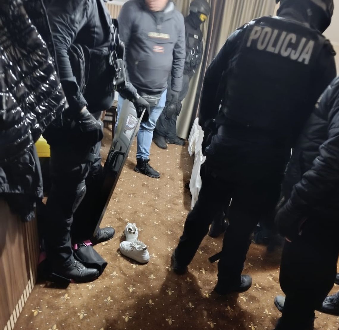 Zaatakował nożem czterech mężczyzn i ich ranił. Ukrywał się w hotelu, miał przy sobie wór marihuany