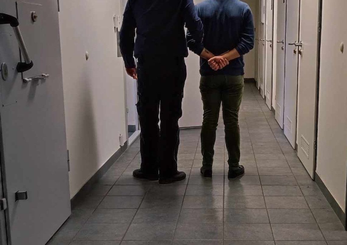 Zaatakował sąsiada tłuczkiem do mięsa dotkliwie go raniąc. 36-latek ukradł mu pieniądze i je przepił Zaatakował sąsiada tłuczkiem do mięsa dotkliwie go raniąc. 36-latek ukradł mu pieniądze i je przepił