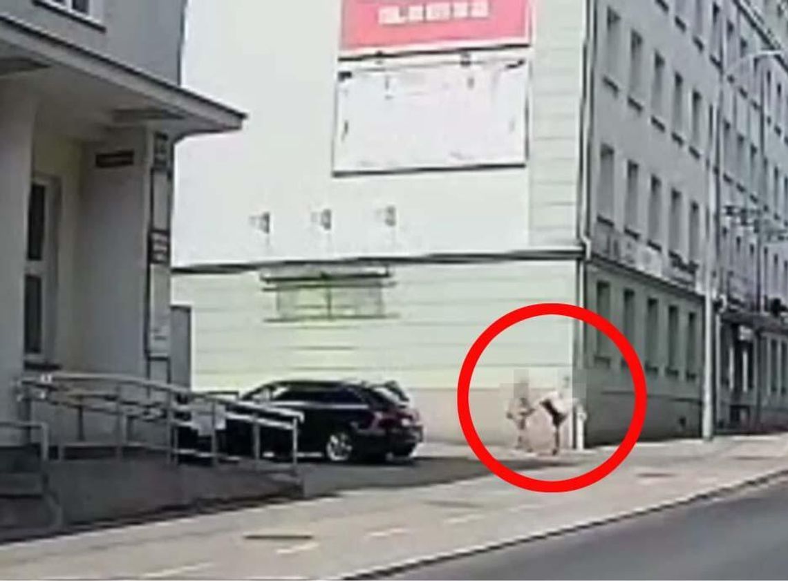 Zaatakował starszego mężczyznę, bo nie dostał papierosa. Przechodnie nie zareagowali, pomógł policjant po służbie Zaatakował starszego mężczyznę, bo nie dostał papierosa. Przechodnie nie zareagowali, pomógł policjant po służbie