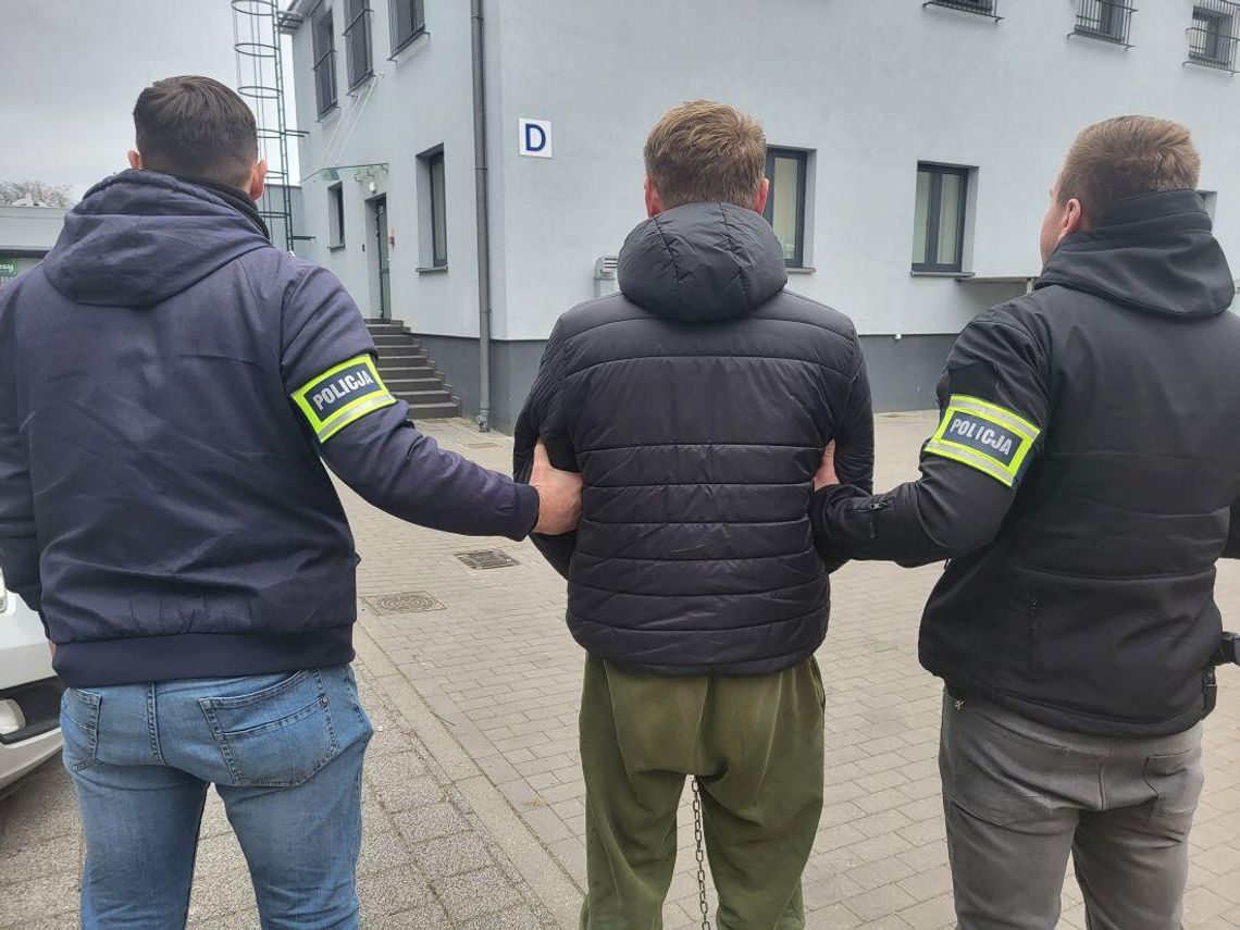 Zaatakował trzy kobiety gazem i groził im nożem. Ukradł mercedesa i uciekał nim przed policją