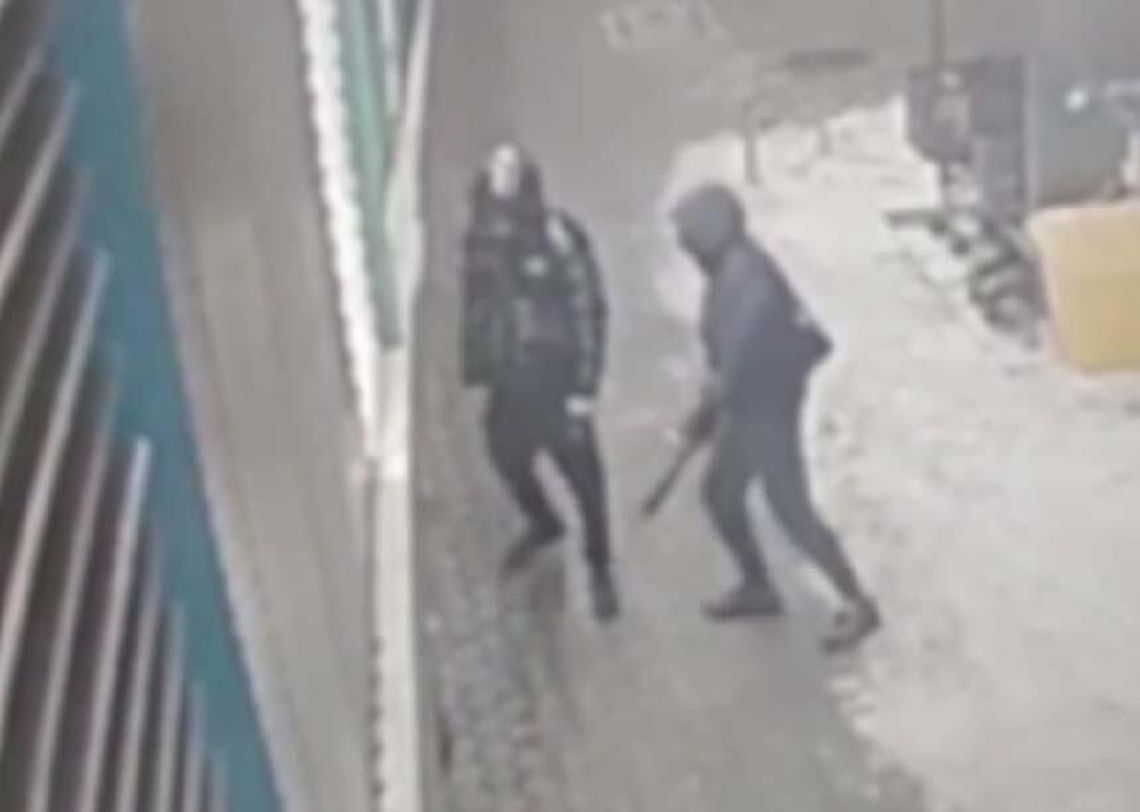 Zaatakowali chłopaka maczetą i okradli. Ranny w nogę trafił do szpitala. Policja ma jednego ze sprawców Zaatakowali chłopaka maczetą i okradli. Ranny w nogę trafił do szpitala. Policja ma jednego ze sprawców