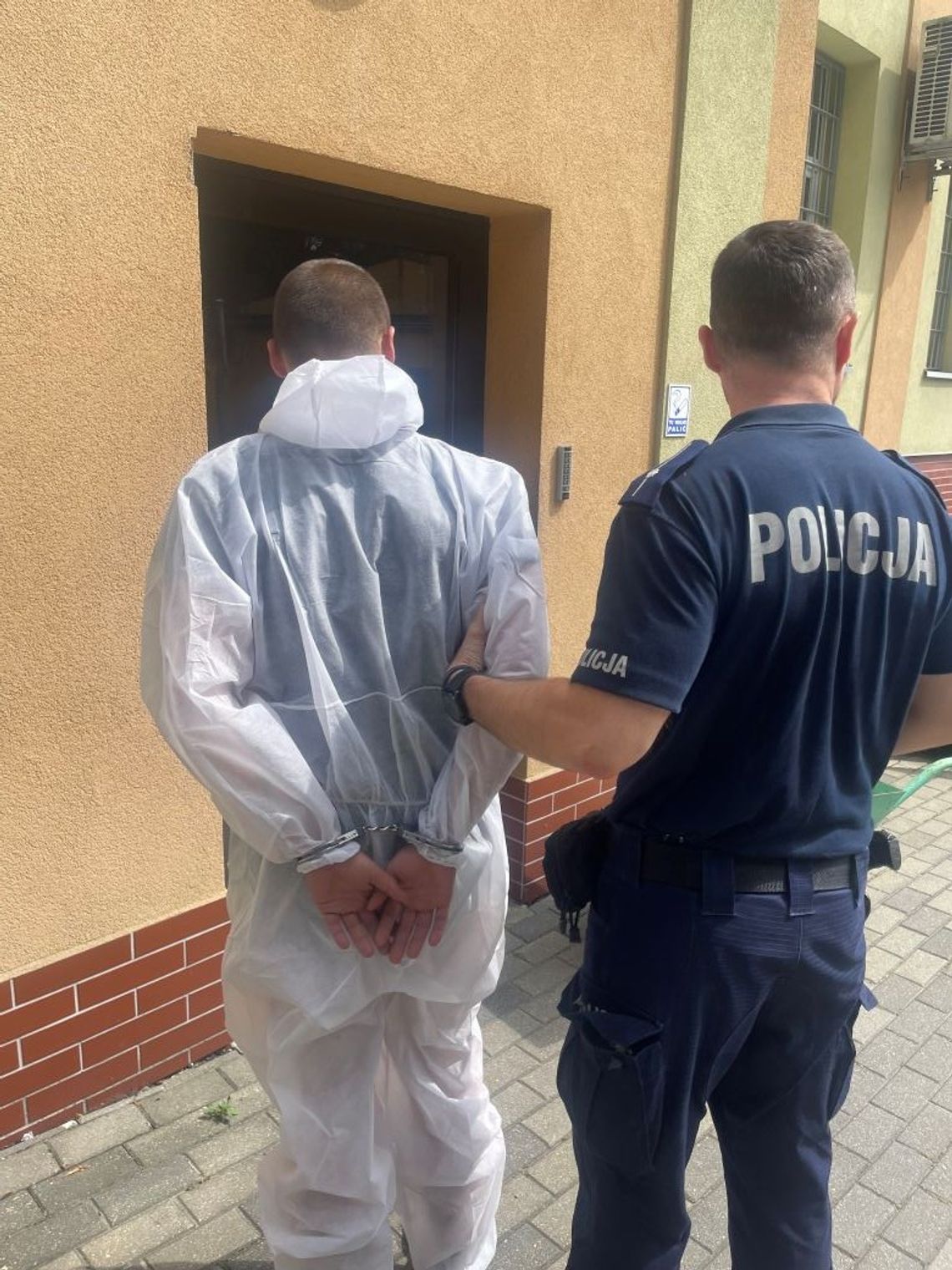 Zaatakowali kobietę na ulicy i siłą wyrwali jej torebkę. Kilka chwili później siedzieli skuci w radiowozie Zaatakowali kobietę na ulicy i siłą wyrwali jej torebkę. Kilka chwili później siedzieli skuci w radiowozie