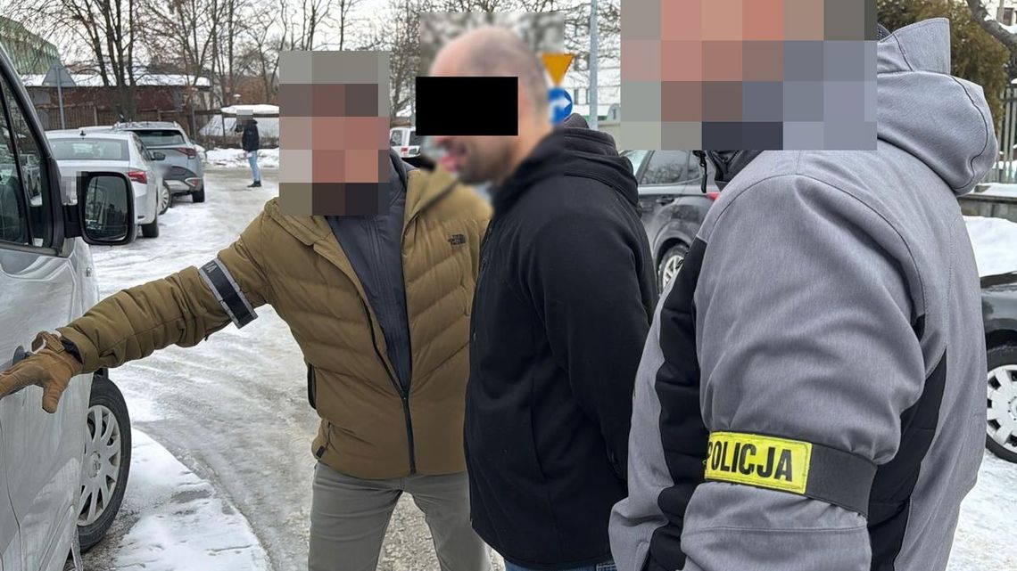 Zaatakowali policjantów tasakiem i łomem. Złodzieje Porsche obezwładnieni przez policjantów
