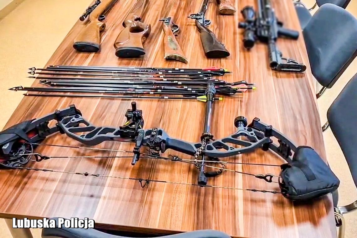 Zaatakowali sąsiada, a potem policjantów. W mieszkaniu odkryto arsenał broni Zaatakowali sąsiada, a potem policjantów. W mieszkaniu odkryto arsenał broni