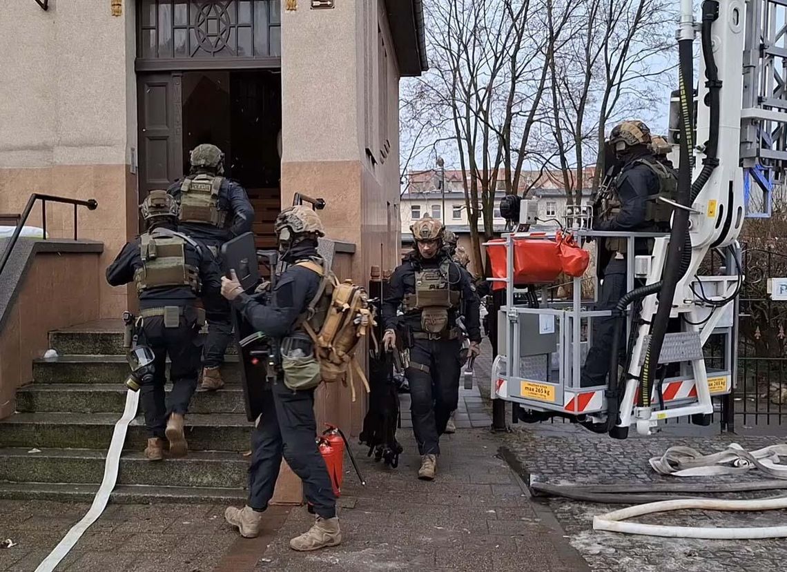 Zabarykadował się w mieszkaniu z dziewczyną i groził, że zrobi coś złego. Weszli kontrterroryści Zabarykadował się w mieszkaniu z dziewczyną i groził, że zrobi coś złego. Weszli kontrterroryści