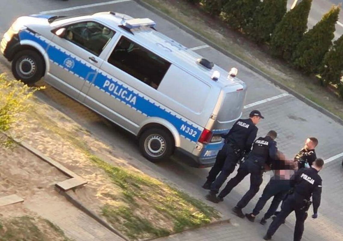 Zabarykadował się z dzieckiem, które nagle przestało oddychać. Bohaterska akcja policji w Wejherowie