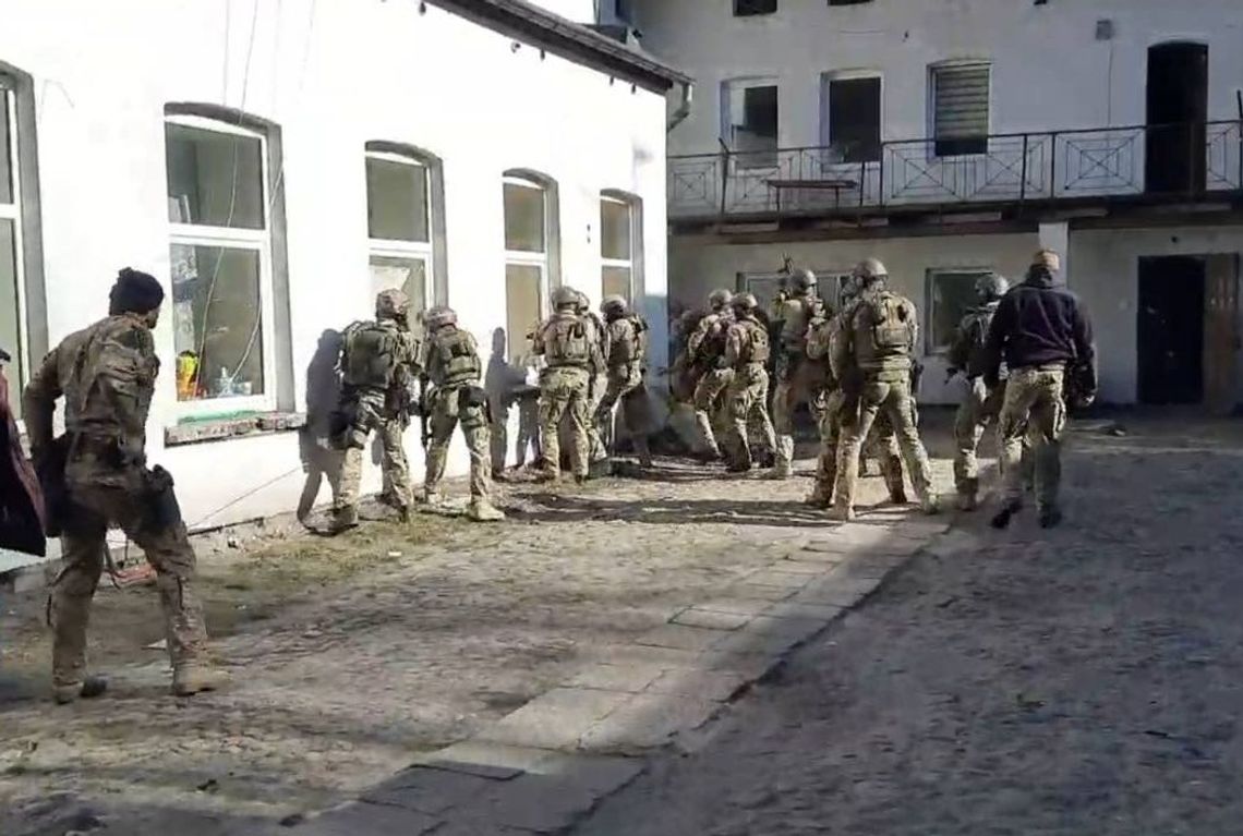 Zabarykadował się z rodziną i groził popełnieniem samobójstwa. Kontrterroryści w akcji [FOTO]