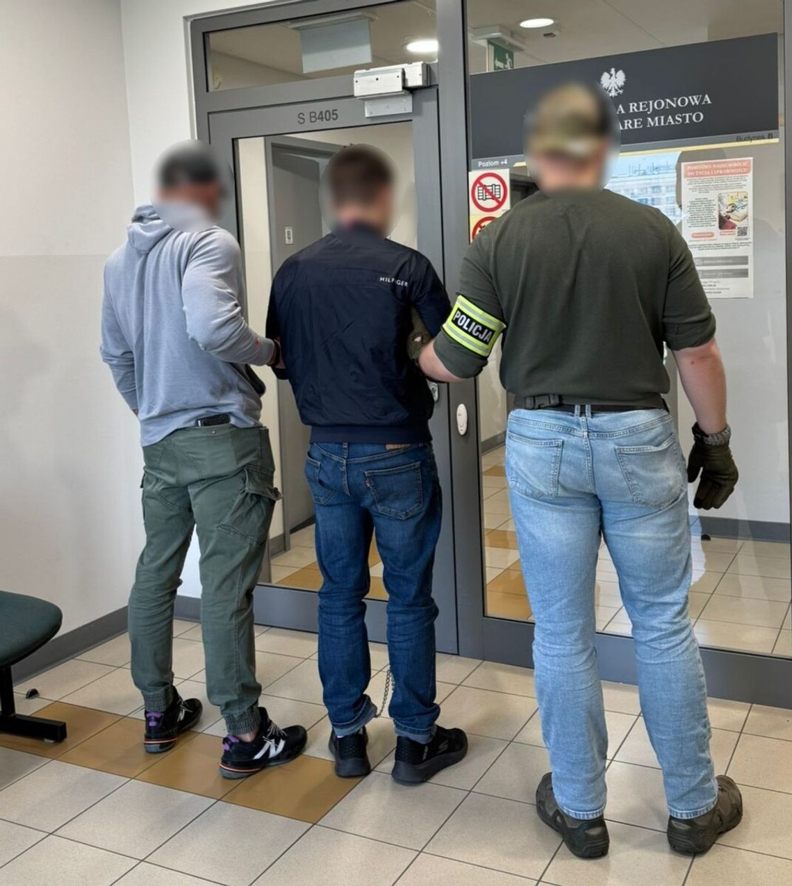 Zablokował drzwi sklepu, żeby kumpel mógł ukraść dostawę towaru. Wszystko mieli dokładnie zaplanowane