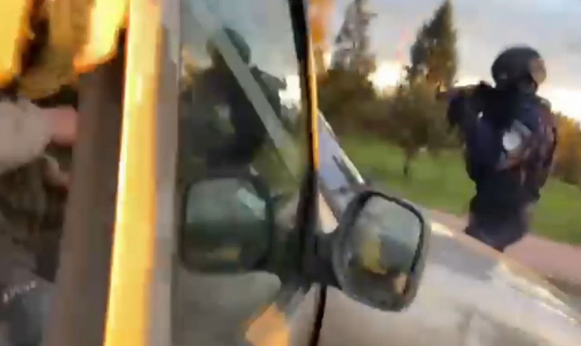 Zablokowali go radiowozami i dorwali na drodze. Widowiskowe zatrzymanie poszukiwanego 49-latka