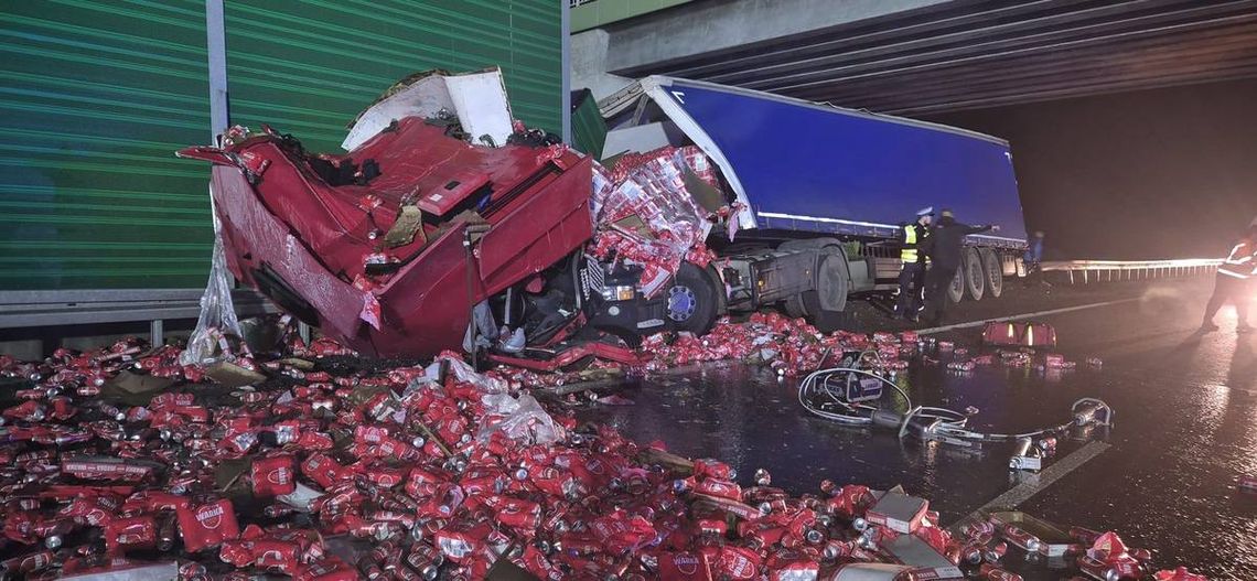 Zablokowana ekspresówka po wypadku ciężarówki. Palety z piwem roztrzaskały się na jezdni