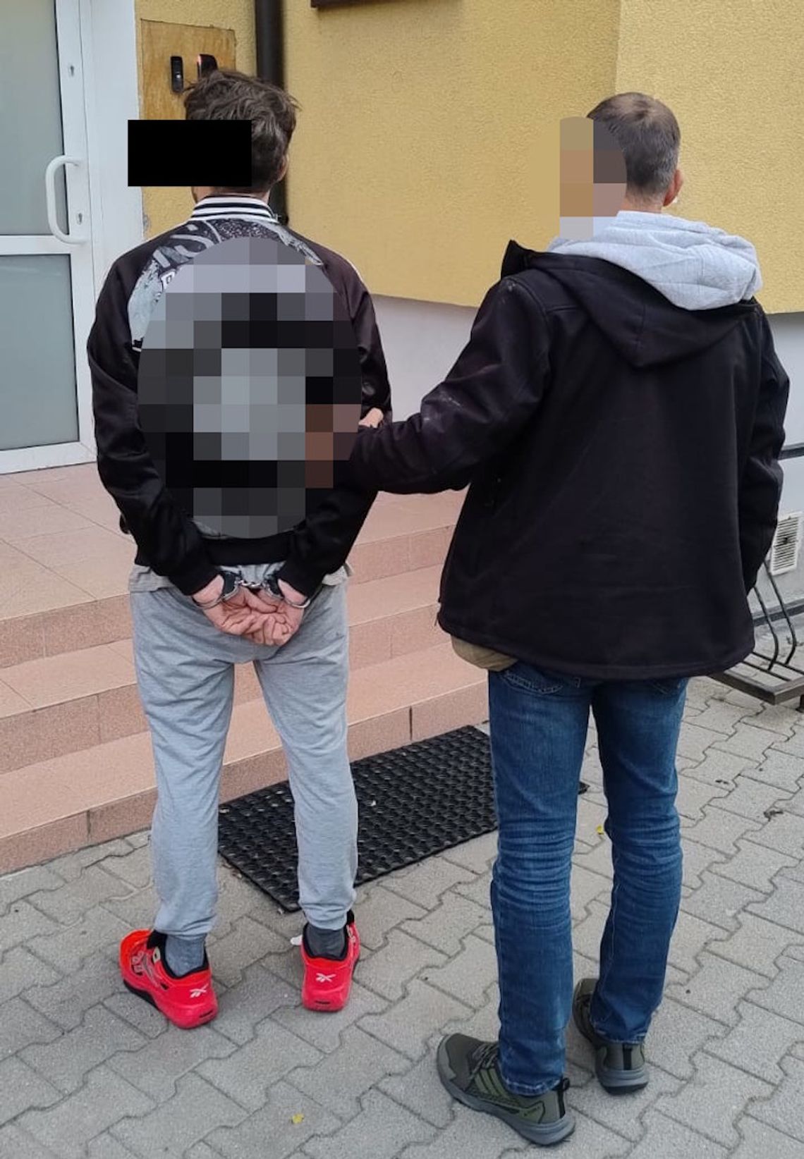 Zabrał cudzą kartę i płacił nią jak własną. Był zaskoczony, gdy zapukali do niego policjanci Zabrał cudzą kartę i płacił nią jak własną. Był zaskoczony, gdy zapukali do niego policjanci