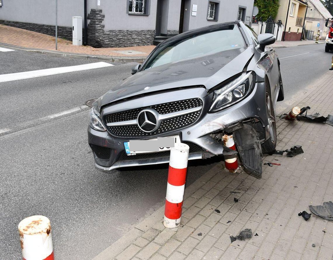 Zabrał mercedesa bez zgody właściciela i rozbił go na słupkach. 19-latek miał ponad 1,4 promila