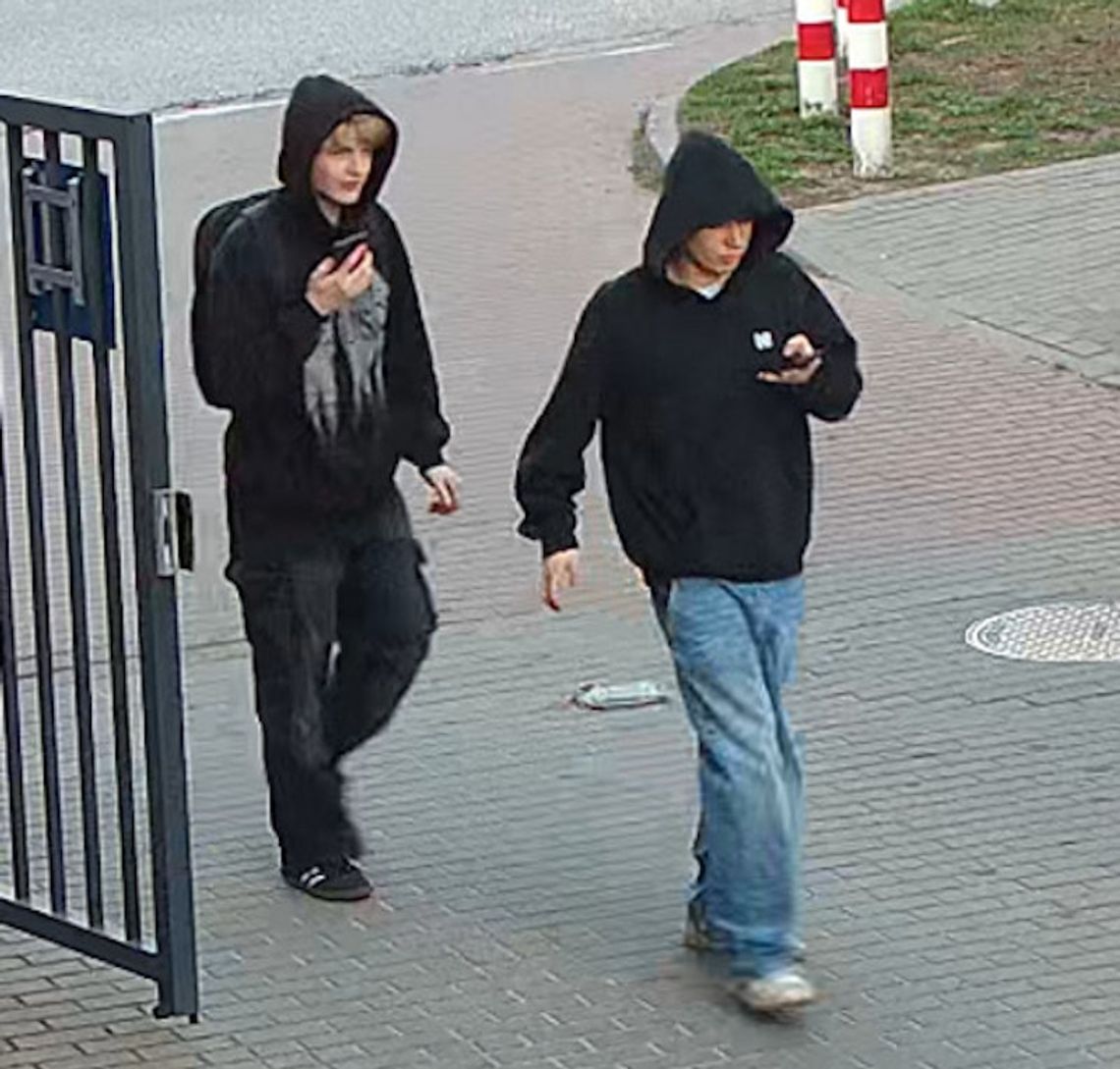 Zabrali należący do dziecka tablet o wartości 1800 złotych. Policja opublikowała ich zdjęcie Zabrali należący do dziecka tablet o wartości 1800 złotych. Policja opublikowała ich zdjęcie