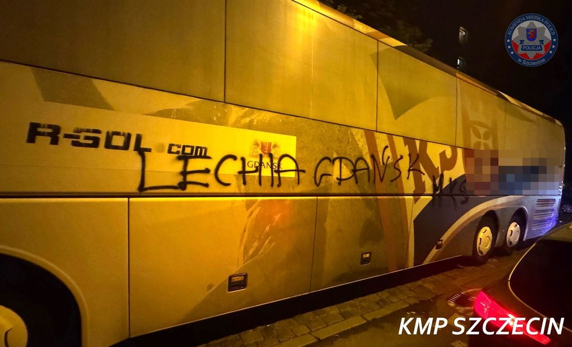 Zaczaili się na autokar kibiców wrogiej drużyny i popisali go sprayem. Policja od razu ich zwinęła