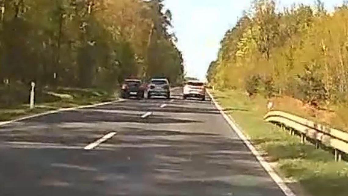 Zaczął wyprzedzać, gdy sam był już wyprzedzany. Doszło do wypadku. Kierowca odjechał i jest poszukiwany