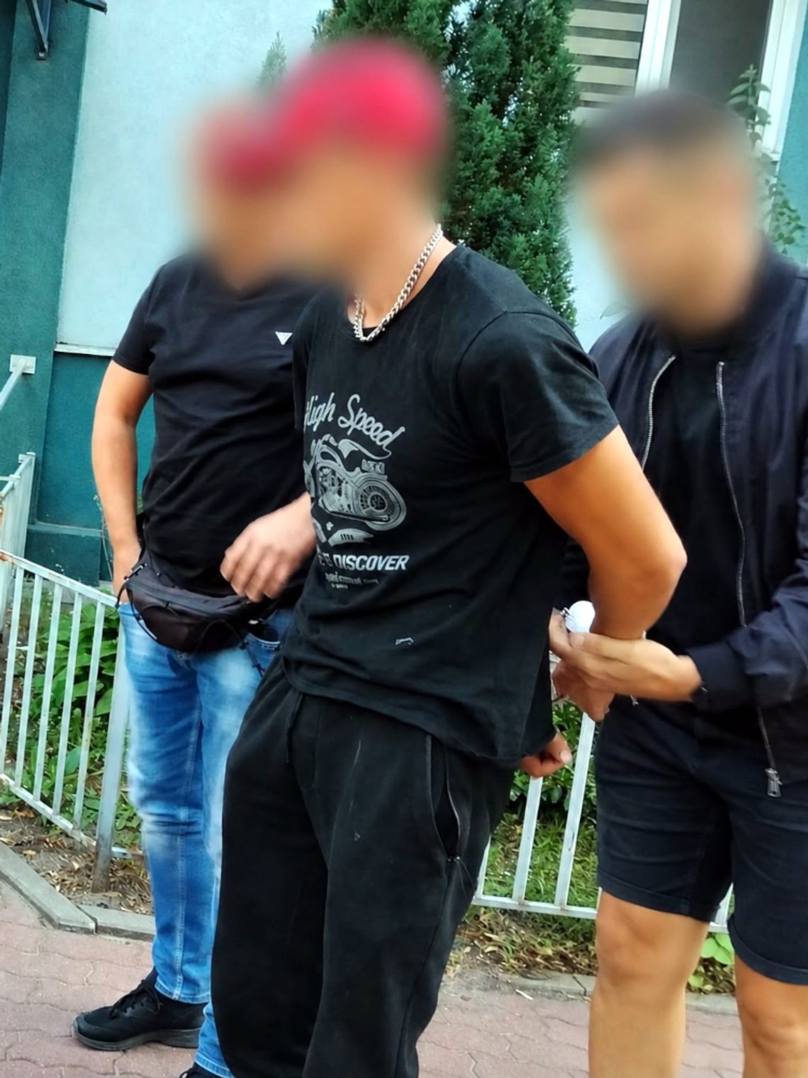 Zaczepiali 16-letniego Ukraińca i zaatakowali kierownika pociągu. Sąd nie zgodził się na areszt