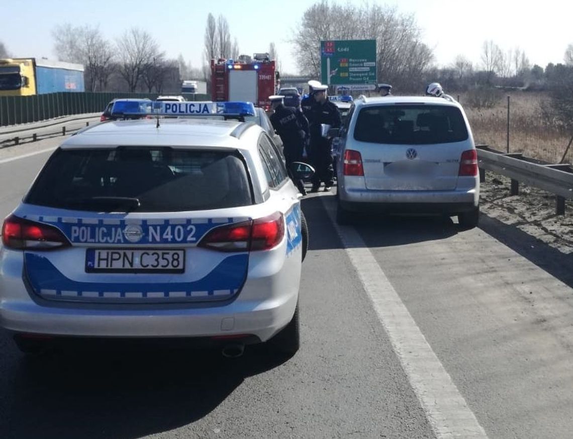 Zagapił się i wjechał w radiowóz interweniujących policjantów. Zabrali mu za to prawo jazdy