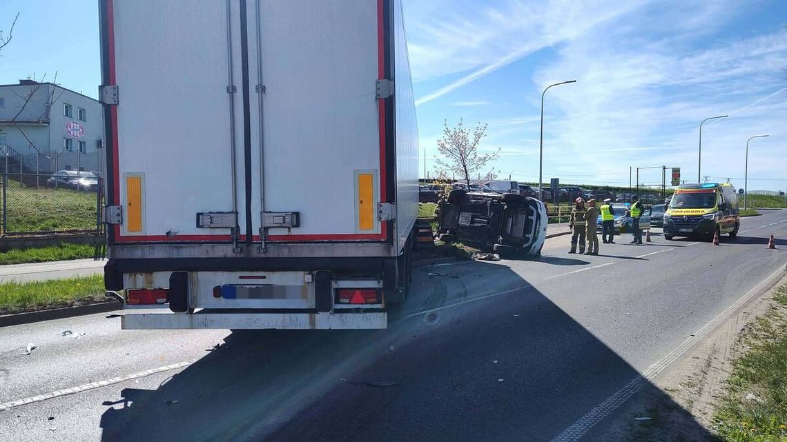 Zagapił się i żeby nie wjechać komuś w tył, odbił na czołówkę z tirem. Doszło do poważnego wypadku