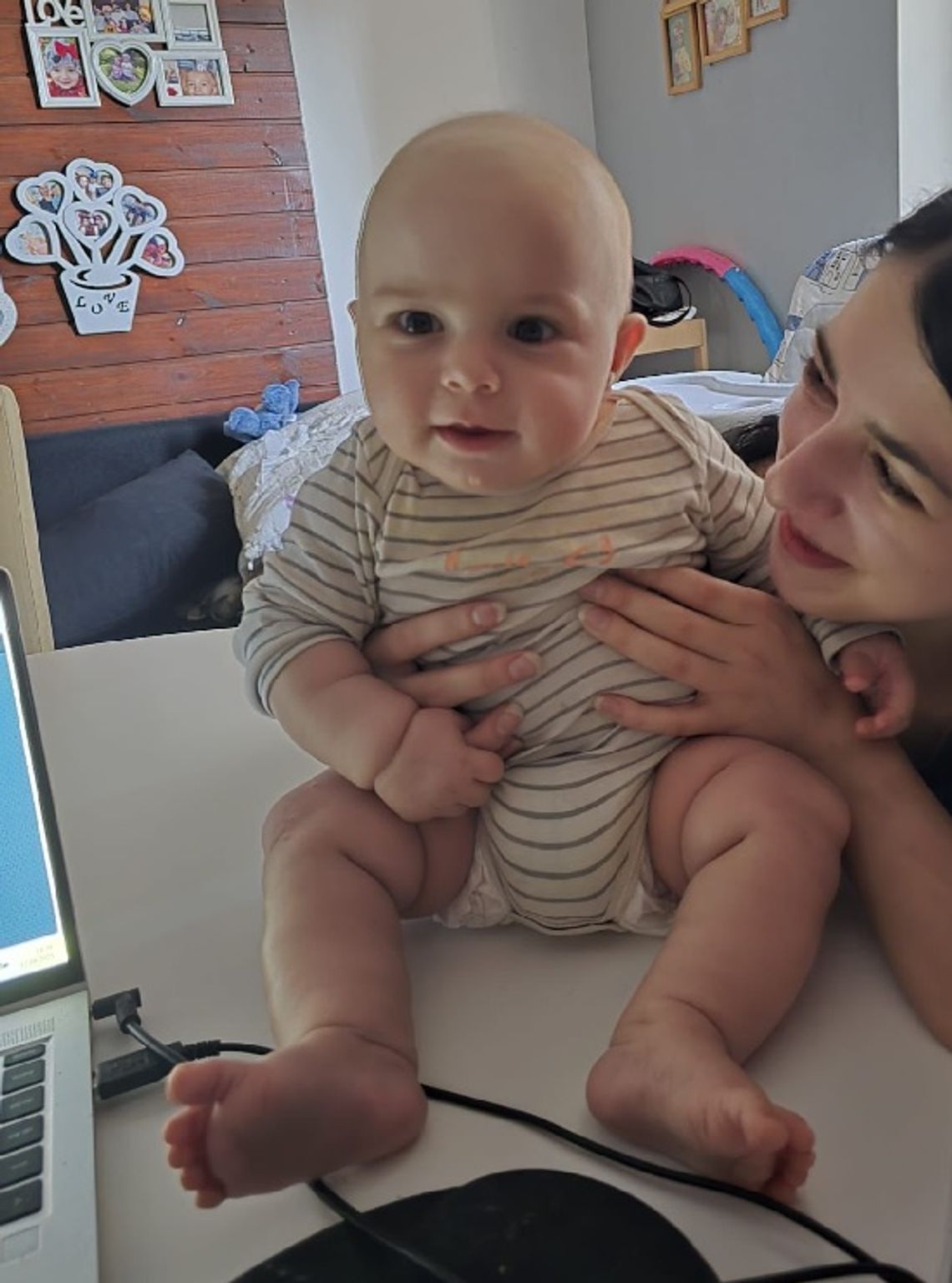 Zaginęła 17-letnia matka ze swoim małym dzieckiem. Oliwia Pierzchała poszukiwana przez policję Zaginęła 17-letnia matka ze swoim małym dzieckiem. Oliwia Pierzchała poszukiwana przez policję