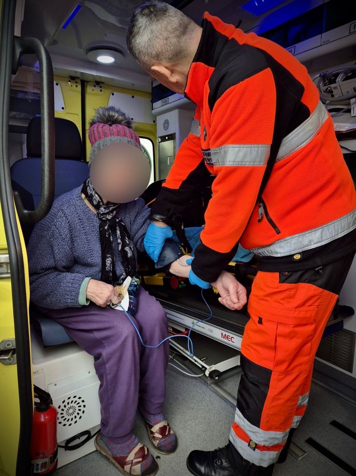 Zagubiona staruszka szła środkiem zjazdu z autostrady. Na szczęście jechali tamtędy policjanci