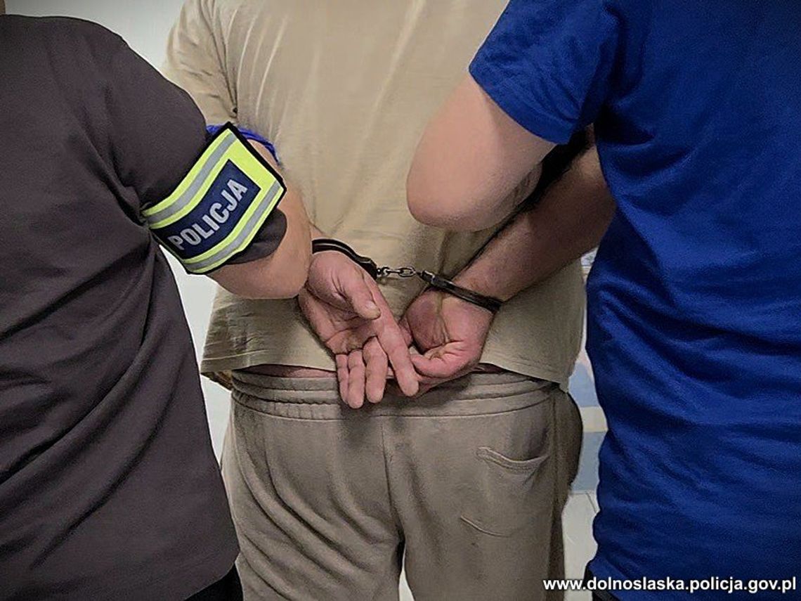 Zajechał drogę i ruszył z maczetą na kierowcę. Chwilę później uciekał przed policją Zajechał drogę i ruszył z maczetą na kierowcę. Chwilę później uciekał przed policją