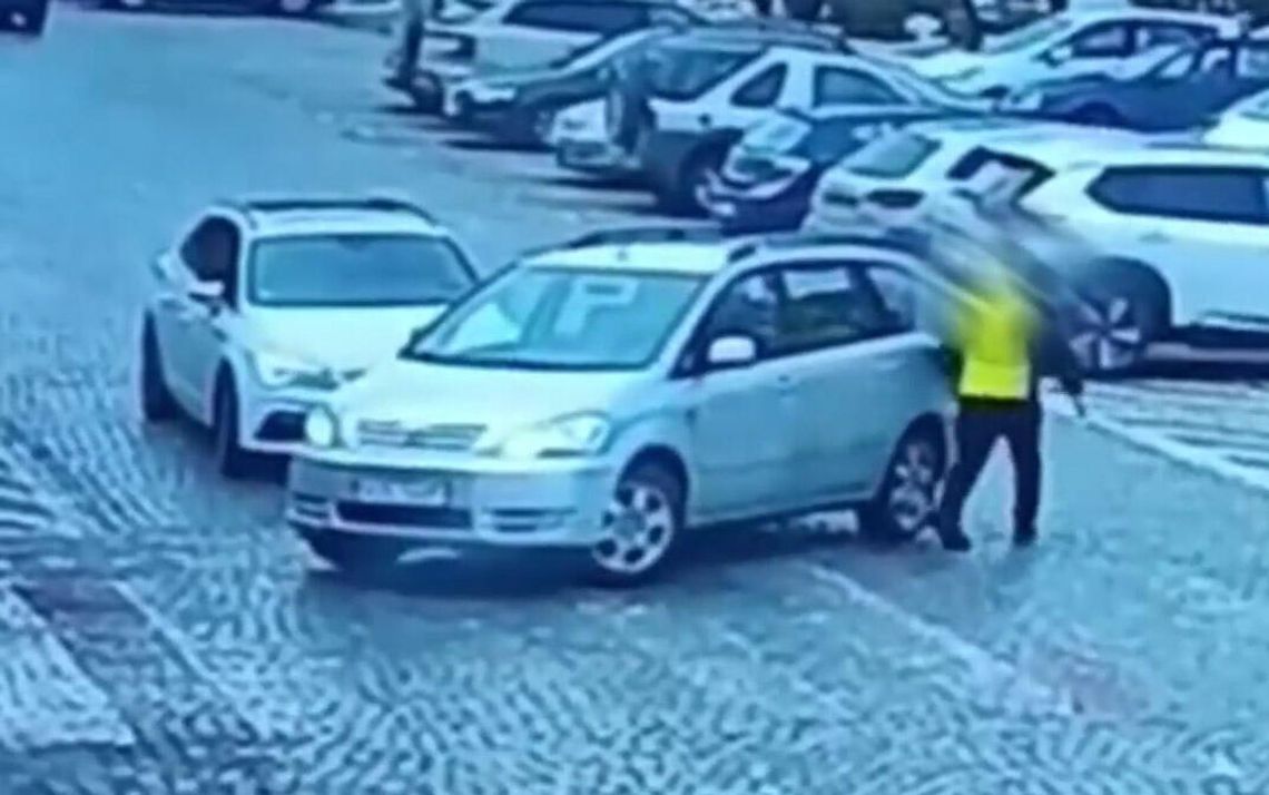 Zajechał mu drogę i wyskoczył z auta. Musieli wkroczyć policjanci