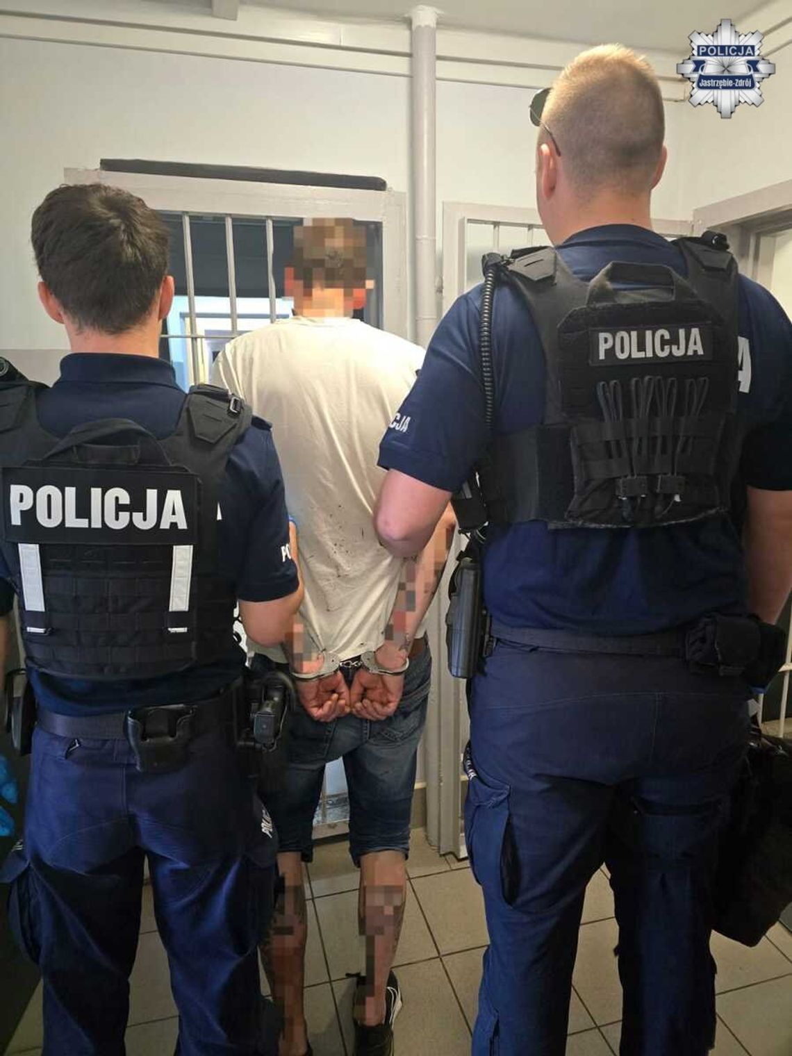 Zakrwawiona kobieta wbiegła na komendę. Uciekała przed partnerem, który uderzył ją tasakiem w głowę Zakrwawiona kobieta wbiegła na komendę. Uciekała przed partnerem, który uderzył ją tasakiem w głowę