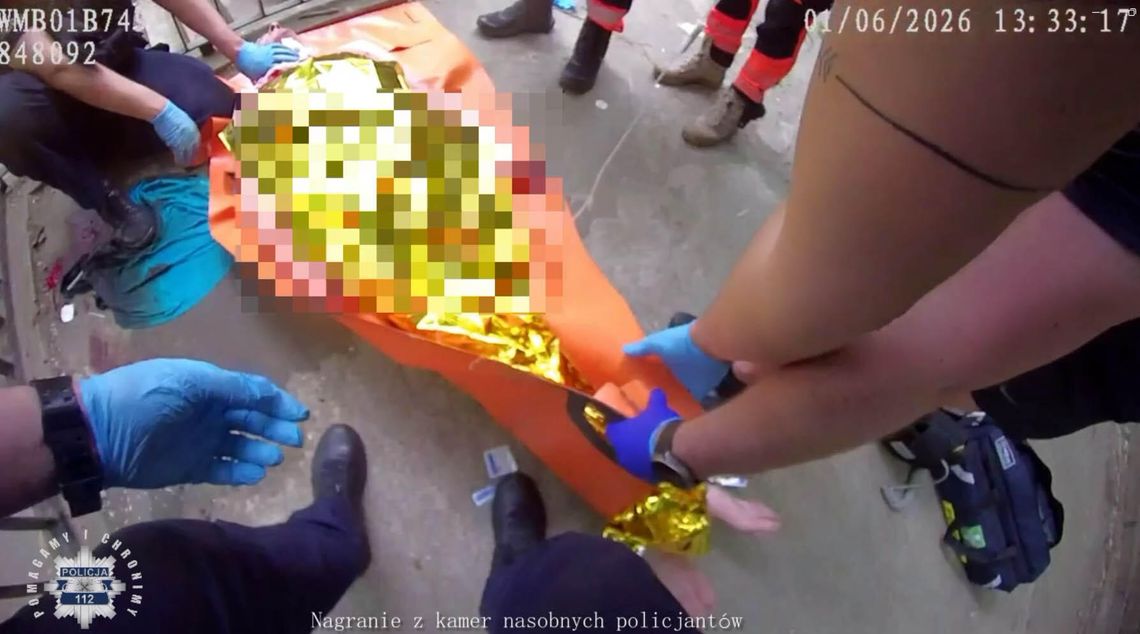 Zakrwawiony mężczyzna leżał na schodach prowadzących nad rzekę. Życie uratowali mu policjanci i ratownik medyczny Zakrwawiony mężczyzna leżał na schodach prowadzących nad rzekę. Życie uratowali mu policjanci i ratownik medyczny