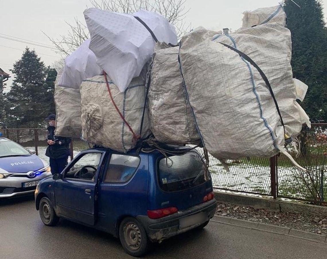 Załadował na seicento ładunek dwa razy większy od auta. Jazda będzie go drogo kosztować