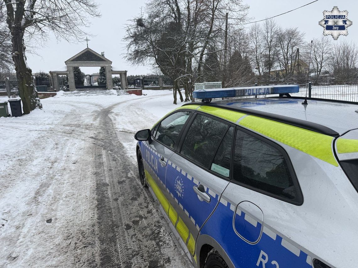 "Zaliczył zgona" pod cmentarzem. Kompletnie pijanemu mężczyźnie pomogli policjanci