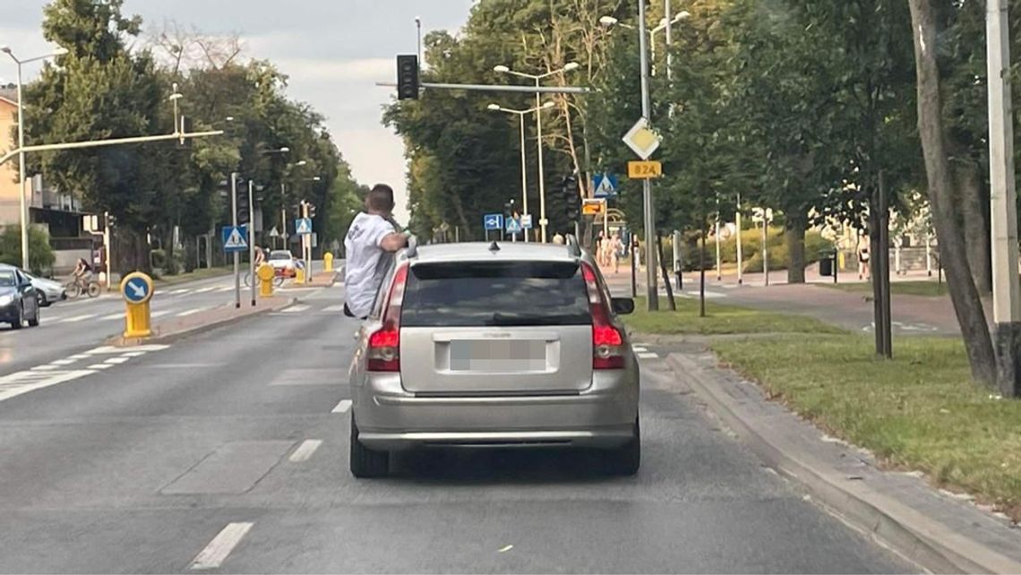 Założył się z koleżankami o energetyka, że w trakcie jazdy wyjdzie z auta i stanie na drzwiach. WIDEO