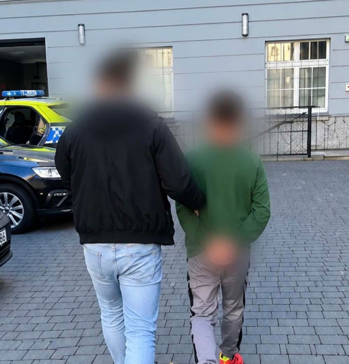 Założyli skarpetki na dłonie, zasłonili twarze i włamali się do sklepu. Policjanci i tak ich złapali Założyli skarpetki na dłonie, zasłonili twarze i włamali się do sklepu. Policjanci i tak ich złapali