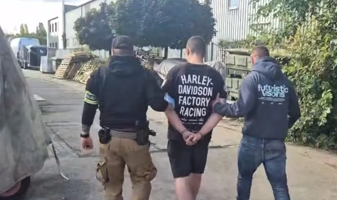 Zamalowali pociąg i zablokowali pasażerów w wagonach. Zostawiona kamerka naprowadziła policjantów na podejrzanych Zamalowali pociąg i zablokowali pasażerów w wagonach. Zostawiona kamerka naprowadziła policjantów na podejrzanych