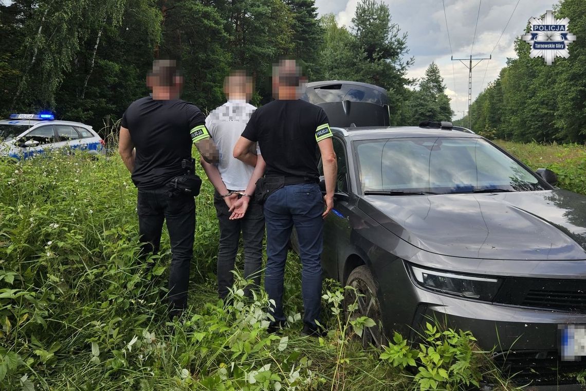 Zamaskowany napastnik sterroryzował ekspedientkę nożem. Wpadł po tym, jak rozbił auto ojca
