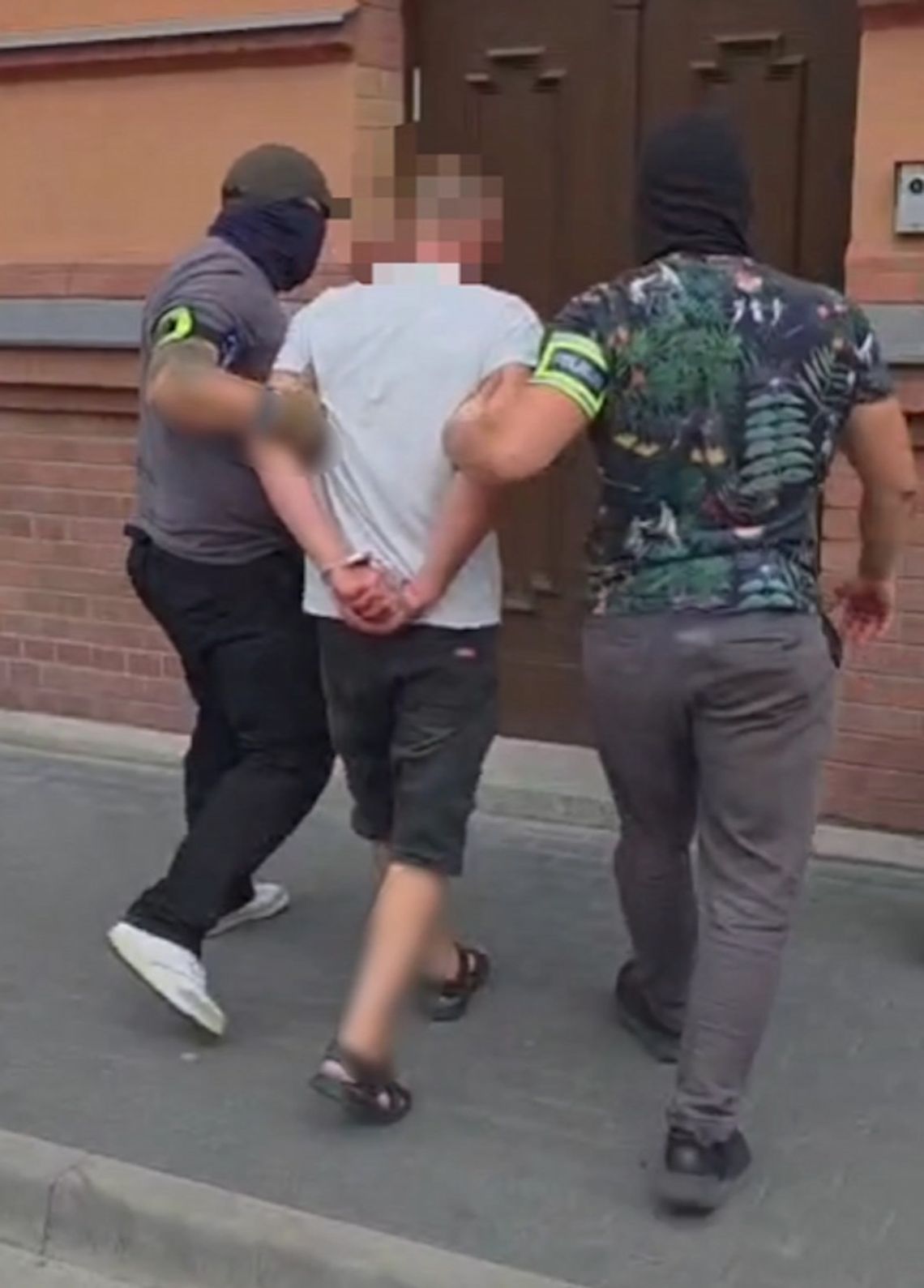 Zamaskowany napastnik z pistoletem i nożem napadł na firmę. Wpadł tego samego dnia
