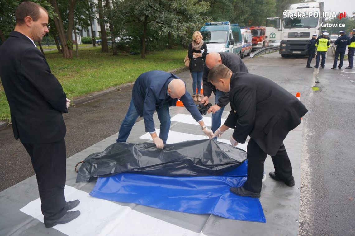 Zamiast mandatu... pomoc pracownikom zakładu pogrzebowego. Mocna akcja śląskiej policji