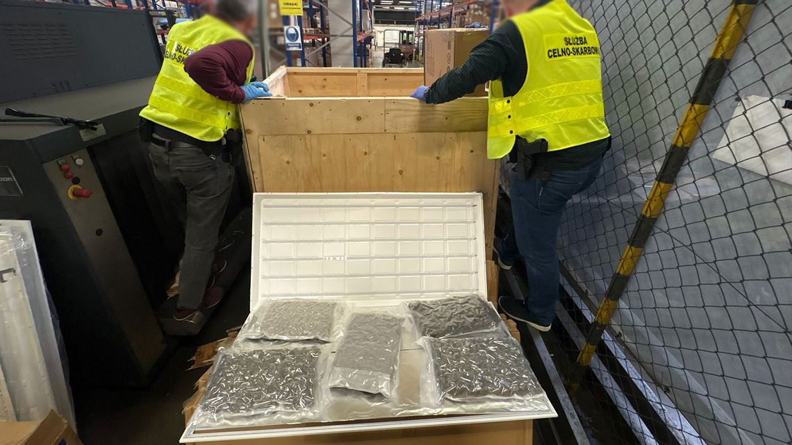 Zamiast paneli LED - 90 kg wysokiej jakości marihuany. Rekordowy przemyt z Kanady udaremniony