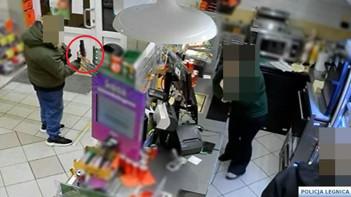 Zamiast pieniędzy w sklepie wyciągnął pistolet. Na "robotę" poszedł z 3 promilami