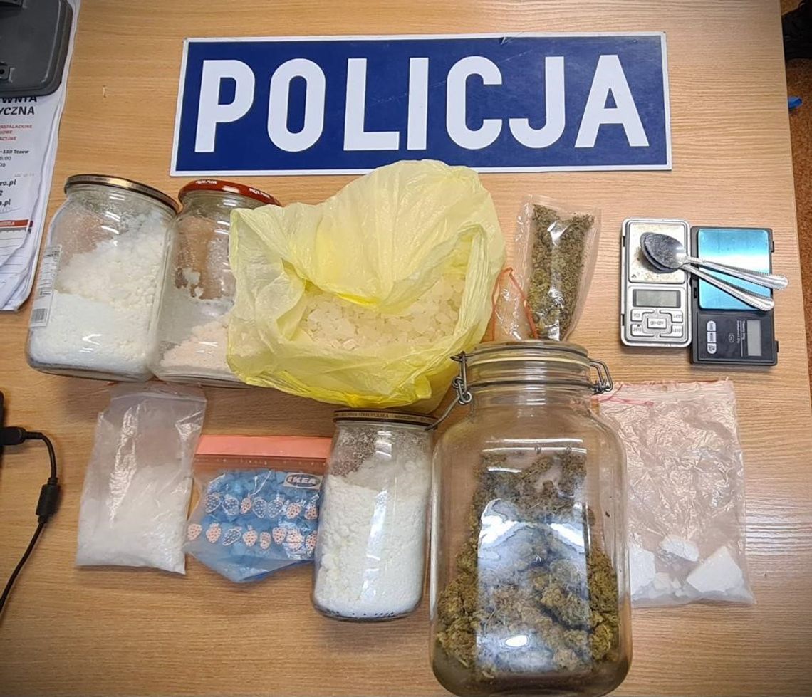 Zamiast przypraw w kuchni miał mefedron, MDMA, amfetaminę, kokainę i marihuanę. Policjanci przejęli ponad 2 kg dragów