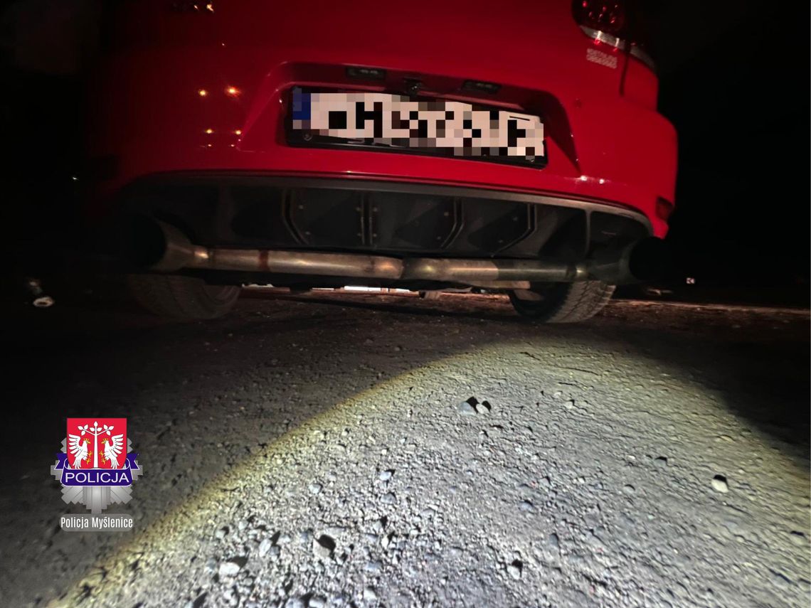 Zamiast tłumika wstawił dwie rury. Auto robiło potworny hałas. Młody kierowca dostał zakaz dalszej jazdy Zamiast tłumika wstawił dwie rury. Auto robiło potworny hałas. Młody kierowca dostał zakaz dalszej jazdy