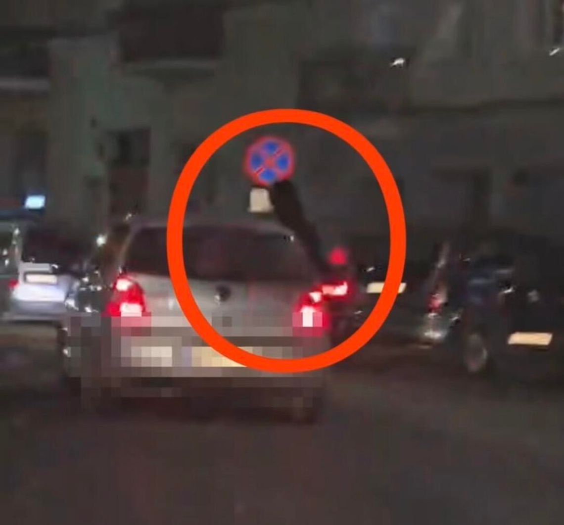 Zamiast w fotelu pasażera dziewczyna jechała na drzwiach. Policjanci przerwali niebezpieczną jazdę