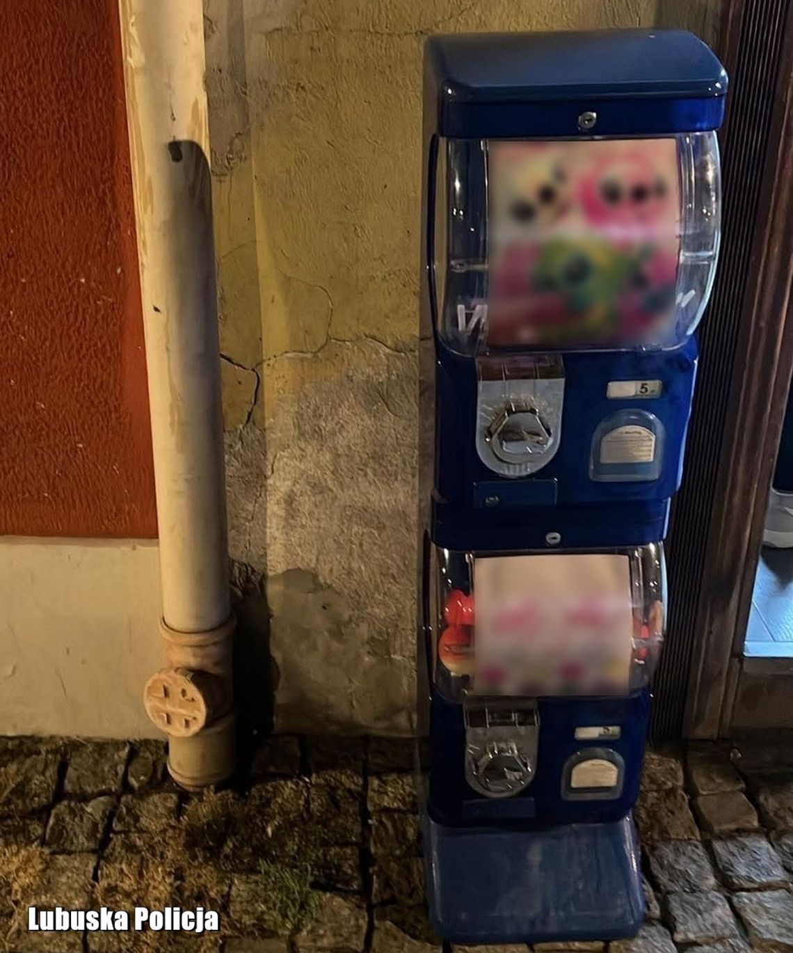 Zamiast wyciągnąć zabawkę, zabrał cały automat. 17-latek przyznał się do kradzieży