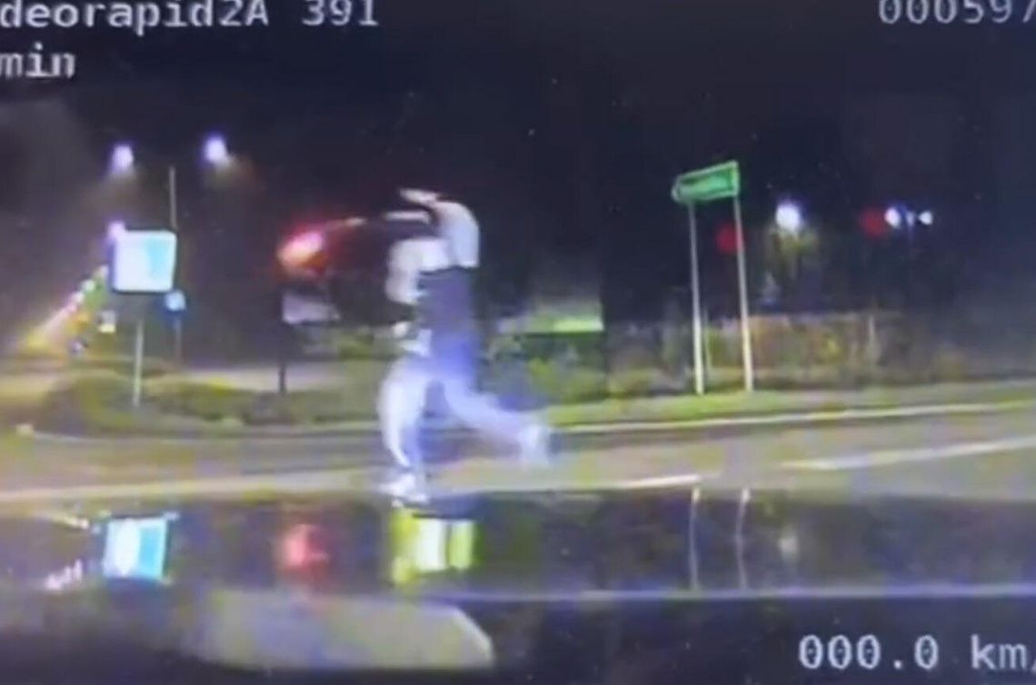 Zamiast zatrzymać się do kontroli, dodał gazu. 21-latek złapany po pościgu Zamiast zatrzymać się do kontroli, dodał gazu. 21-latek złapany po pościgu